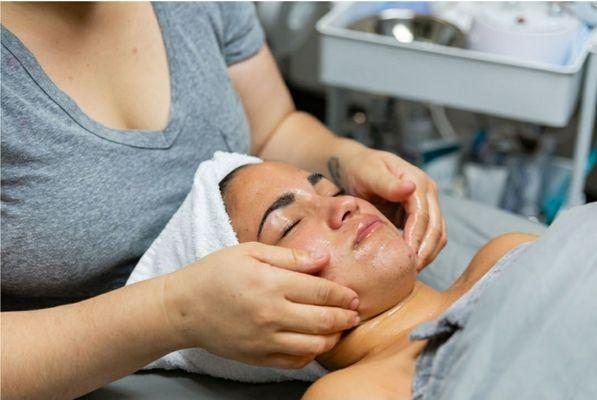 Facial massage improves collagen production helps against puffiness