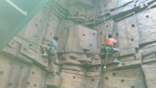 Rock wall dem!