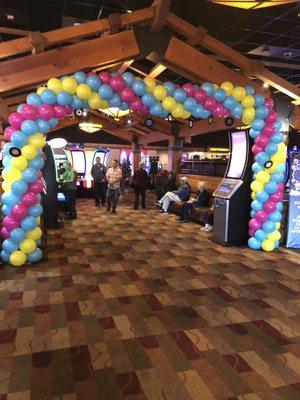 Saboba Casino rock around the clock 50s decor balloon arch