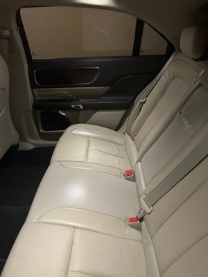 Rear Leather Seats / Plenty Leg Room