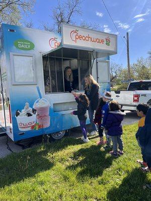 DES preschoolers had a special event and got to try our frozen yogurt for Día De Los Niños!