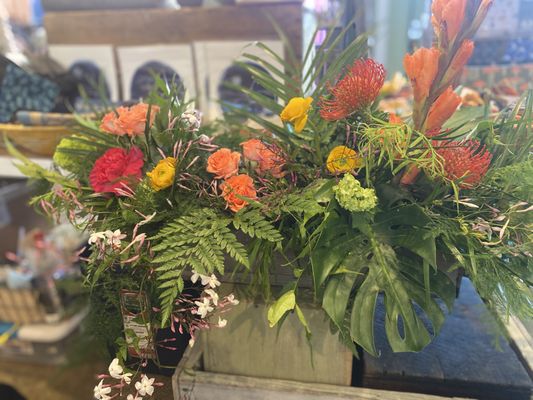 Tropical centerpiece, tesjasmine, protea, ranunculus...luscious!