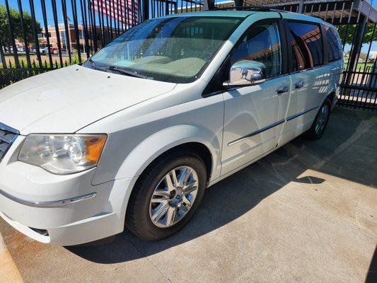 2010 Chrysler Town & Country Limited W/ 93K Miles