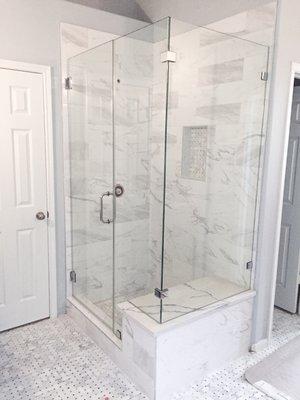 Frameless shower door