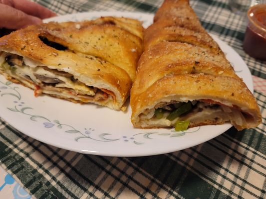 Calzone on the left, Stromboli on the right.