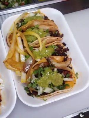 Tacos with grilled onions