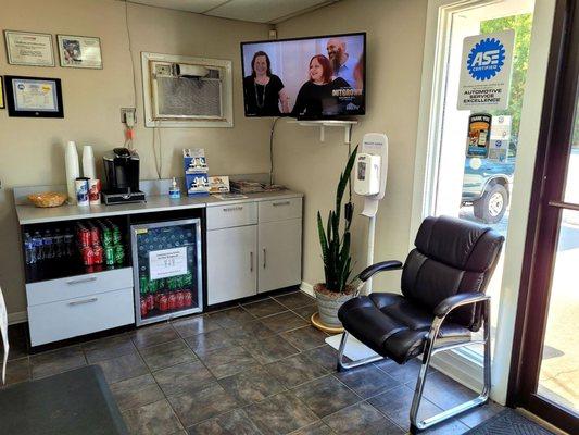 Lobby with TV, seating and complimentary ice cold Cokes, Sprite & water.