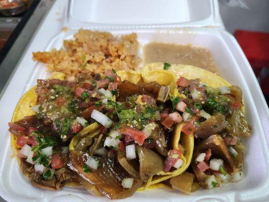 3 tacos de carnita, cuerito y buche con salsa y pico de calla y arroz y frijol.