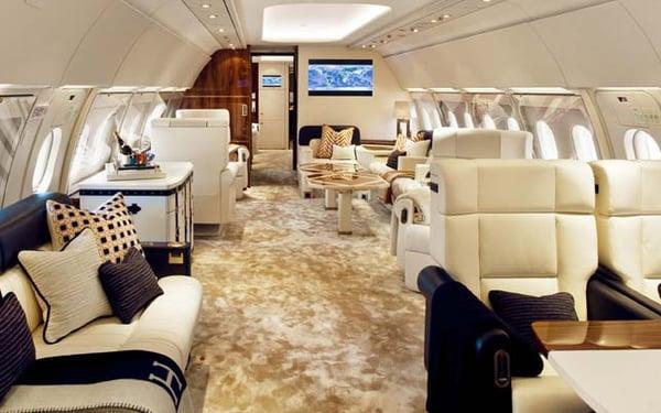 Super-midsize jet aircraft flight speed and flight ordinary about the same. There are leather seats in the cabin, drinks and snacks are also