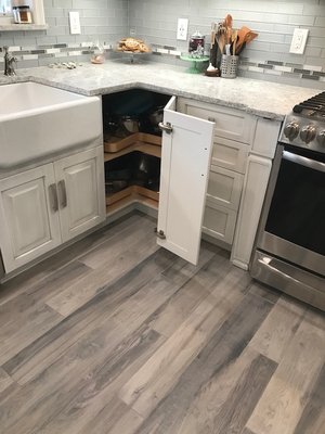 Transitional Cabinets in Arctic White Nickel. LG Everest Quartz Counters, Trevi Pull Polished Nickel Handle Pulls. Main Splash is Element Cl