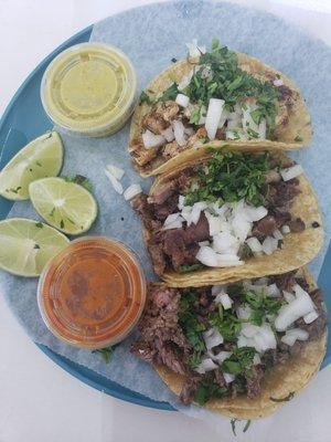 Taco de pollo (chicken) de carnitas (pork) de fajita (beef)