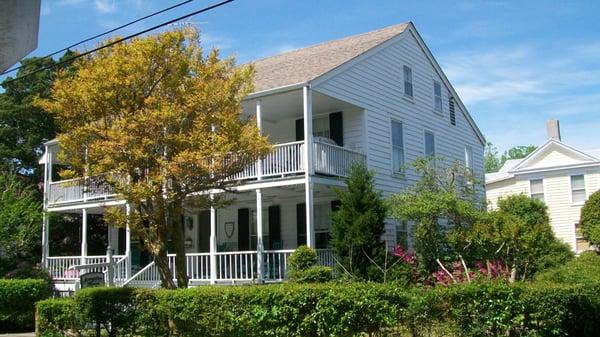 Langdon House Bed and Breakfast is a building from the 1700's with a beach Bermuda's style.