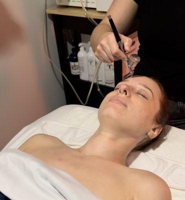 Oxygen infusion with hyaluronic acid and peptides to hydrate, rejuvenate & nourish your skin