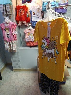 Girls' Unicorn 2/pc colors are in gold or pink.