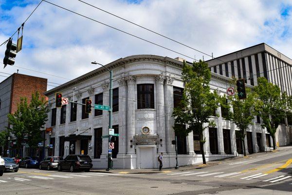 University National Bank Building. Owned and managed by Hunters Capital