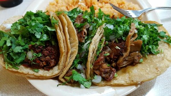 Taco dinner with tacos de barbacoa, tripa, y carnitas.