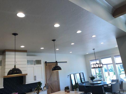 Kitchen and dining area lighting seamlessly come together