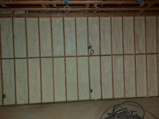 Closed cell spray foam walls insulation