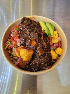 Wenuhavedat - oxtails with rice and peas, plantains, mango salsa and pico de gallo