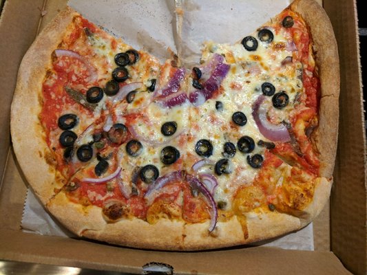 Segeda pizza - anchovies, red onion, black olives, capers, mozzarella, tomato sauce, oregano.