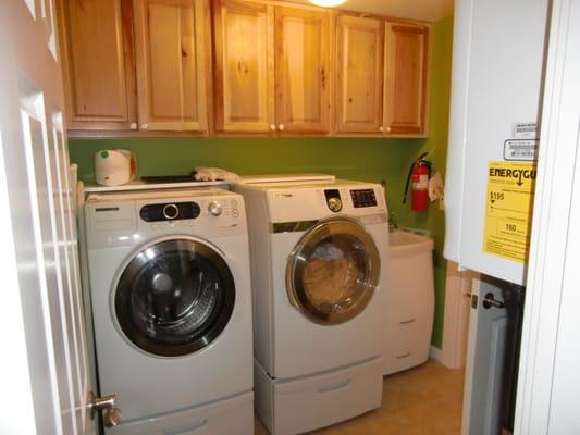 Laundry w/ gas dryer, utility sink