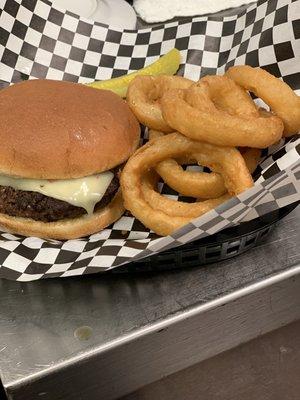 Burger pepper jack with onion rings