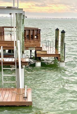 Bullnose / V-shaped slip with pier, floating dock & lift