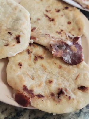 Pupusas, Queso y frijoles