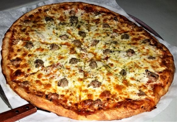 A Mama Dees 19" thin crust, 8 cut, w/ sauce, sausage, mozzarella, olive oil, oregano & Parmesan cheese.