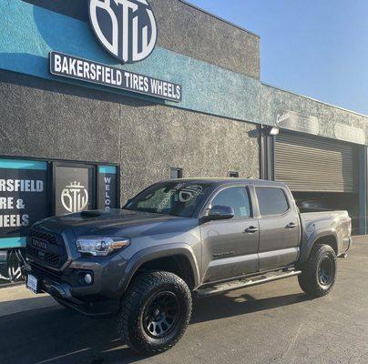 17x9 fuel wheels on 33" Falken Wild peak at tires with a 3" Leveling kit