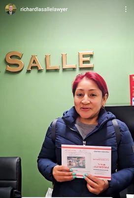 Una cliente feliz que su hijo recibió su green card luego que la oficina  realizó su caso de SIJ (Special Immigrant Juveniles)