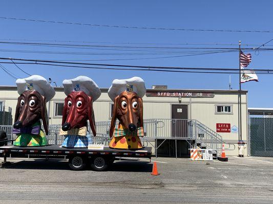 Yes the doggies heads still on Treasure Island  don't hurt them as the Fire Dept looks after them