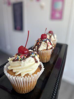 Banana split cupcakes