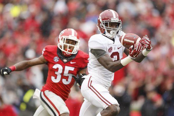 Alabama Crimson Tide receiver Calvin Ridley (3) makes a reception against Georgia Bulldogs cornerback Aaron Davis (35), Athens. (Paul Abell)