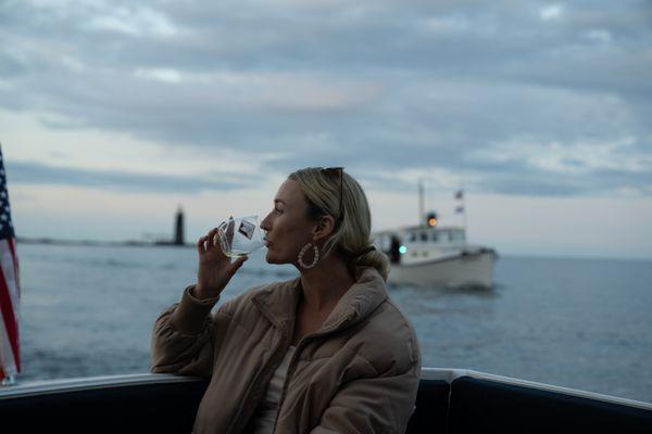 See it all while sipping on fine wine and local beer aboard our boat tours.