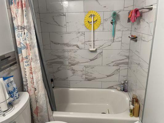 Organized and after photo of a clean tub and backsplash.