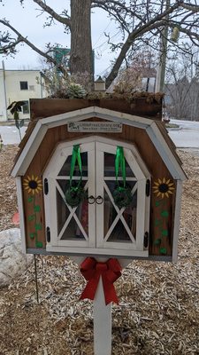 Free little library out front