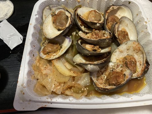 Steamed clams with everything season go and cabbage and peppers.