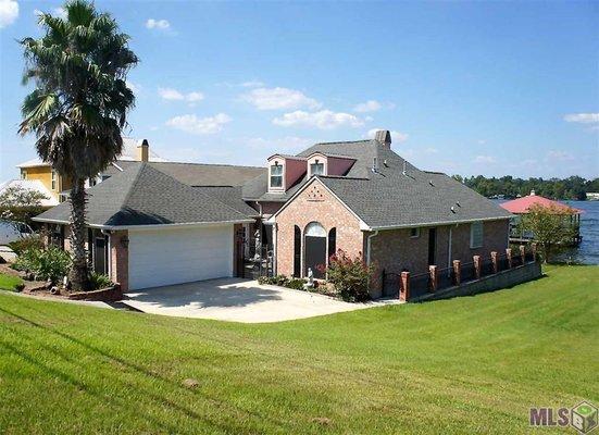 Lakefront homes on False River