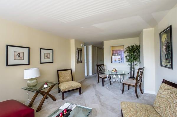 Sheridan Gunnison Apartments - Chicago, IL -Living room photo