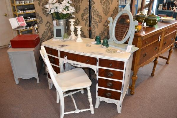 Lots of shabby chic furniture and décor!