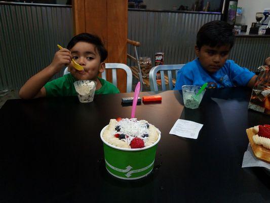 Kids happy with their scoop of ice cream and me, overwhelmed with power bowl.