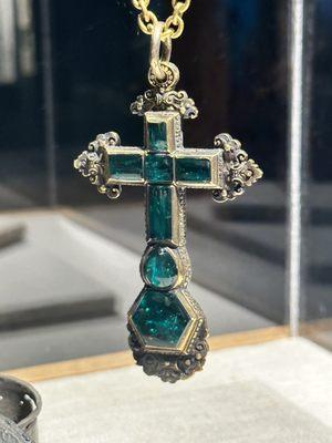 Emerald jewelry piece of the Pope