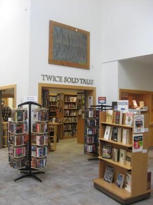 Inside the entry foyer is a second hand bookstore.  They are typically located near library entrances for some reason.