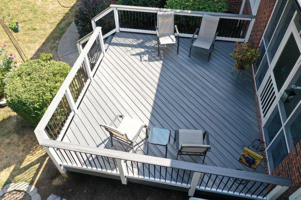 Trex Transcends deck to compliment this back yard