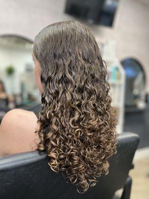 Curly cut and diffused style for less volume