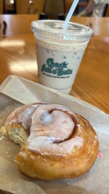 Cinnamon roll & Iced latte