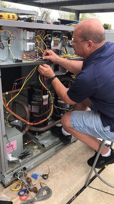 Wiring in a Head pressure controller.