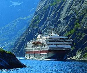 Hurtigruten - Norwegian Coastal Voyage cruising the Fjord