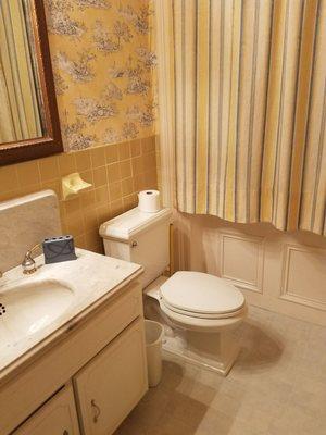 Gold Room ensuite bathroom